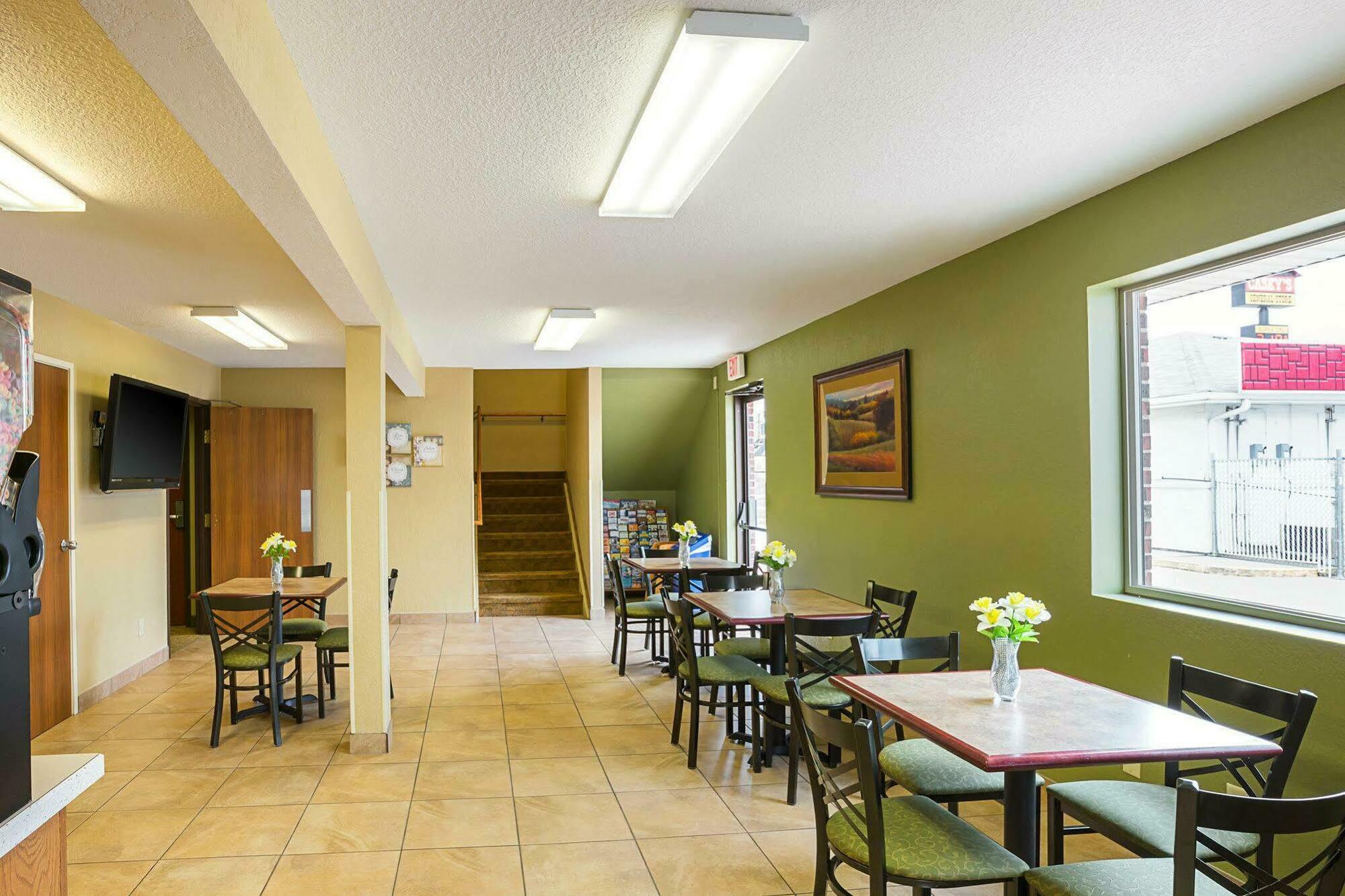 Rodeway Inn & Suites Карни Экстерьер фото