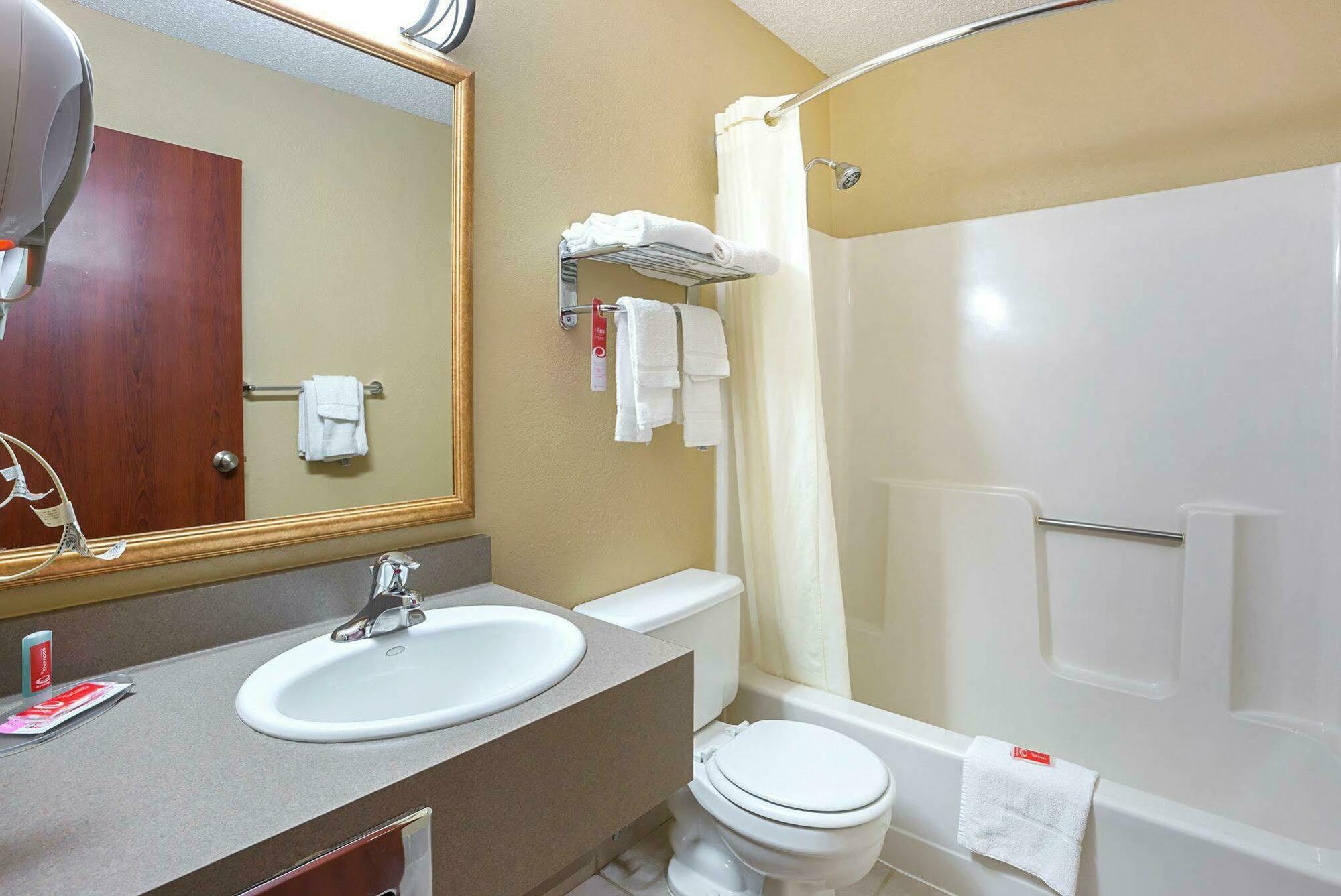 Rodeway Inn & Suites Карни Экстерьер фото